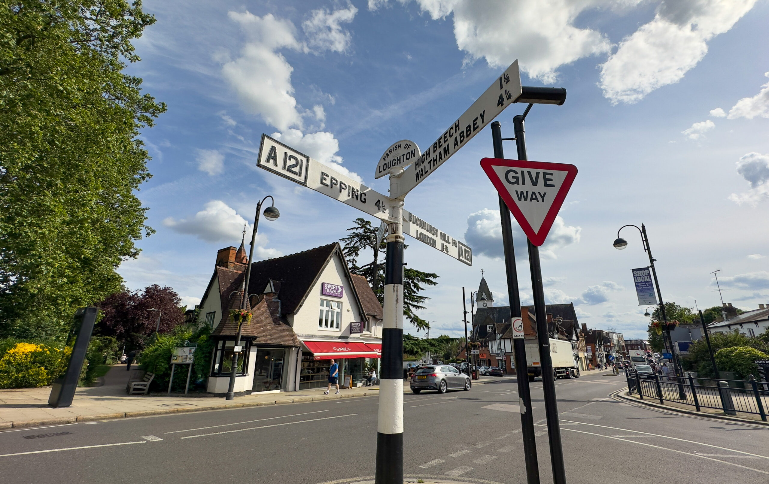 Direction sign Loughton 2023